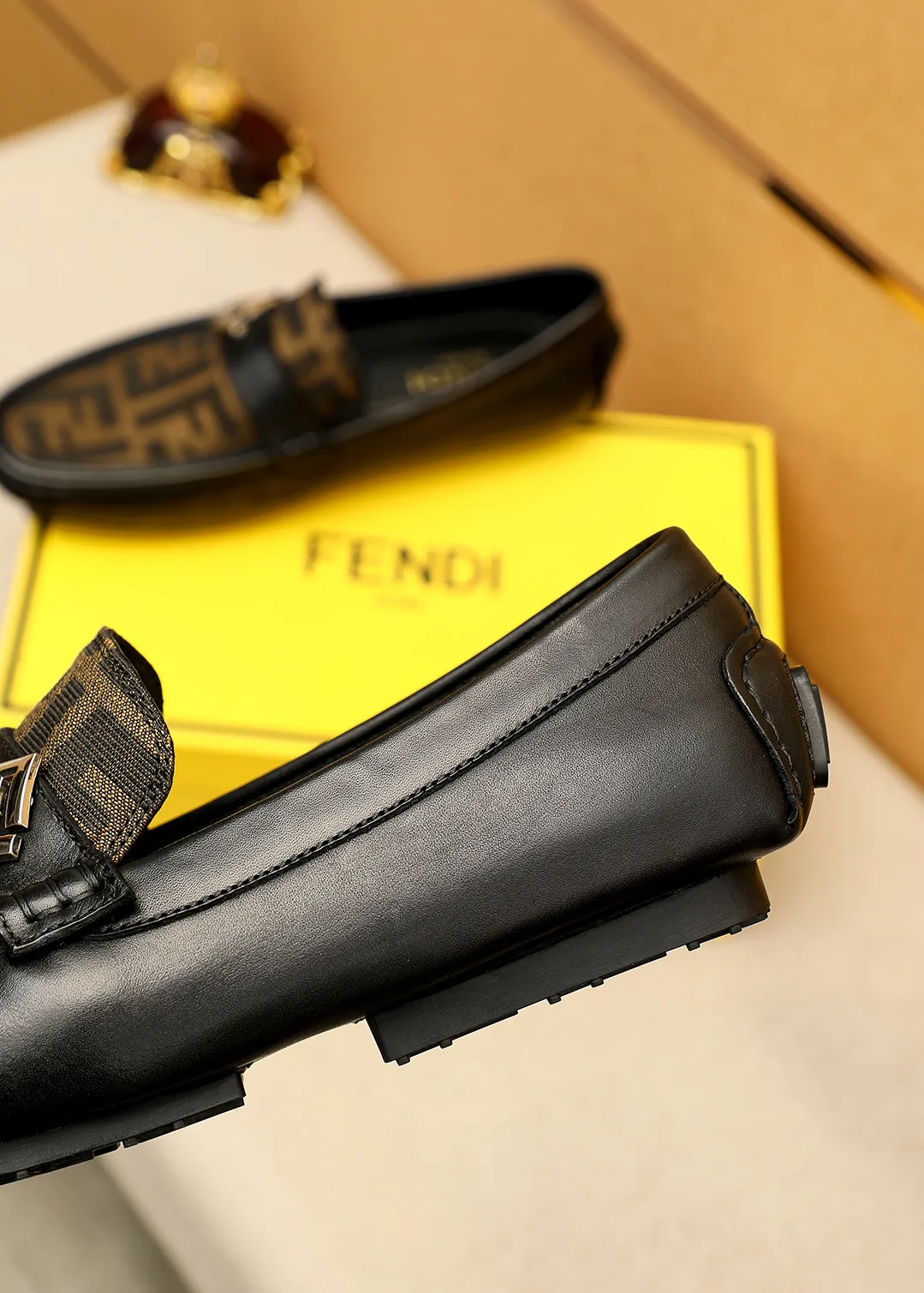 Men's shoes 💰380 💐 Product trademark: FENDI [Fendi] Doudou shoes Regular size: 38-44 (45.46.47🉑️Customized) Product materials: Selected imported first-layer calfskin upper + luxury hardware buckle, imported pig 🐖 lining. Strong three-dimensional visual effect, original outsole color: 1⃣️color optional